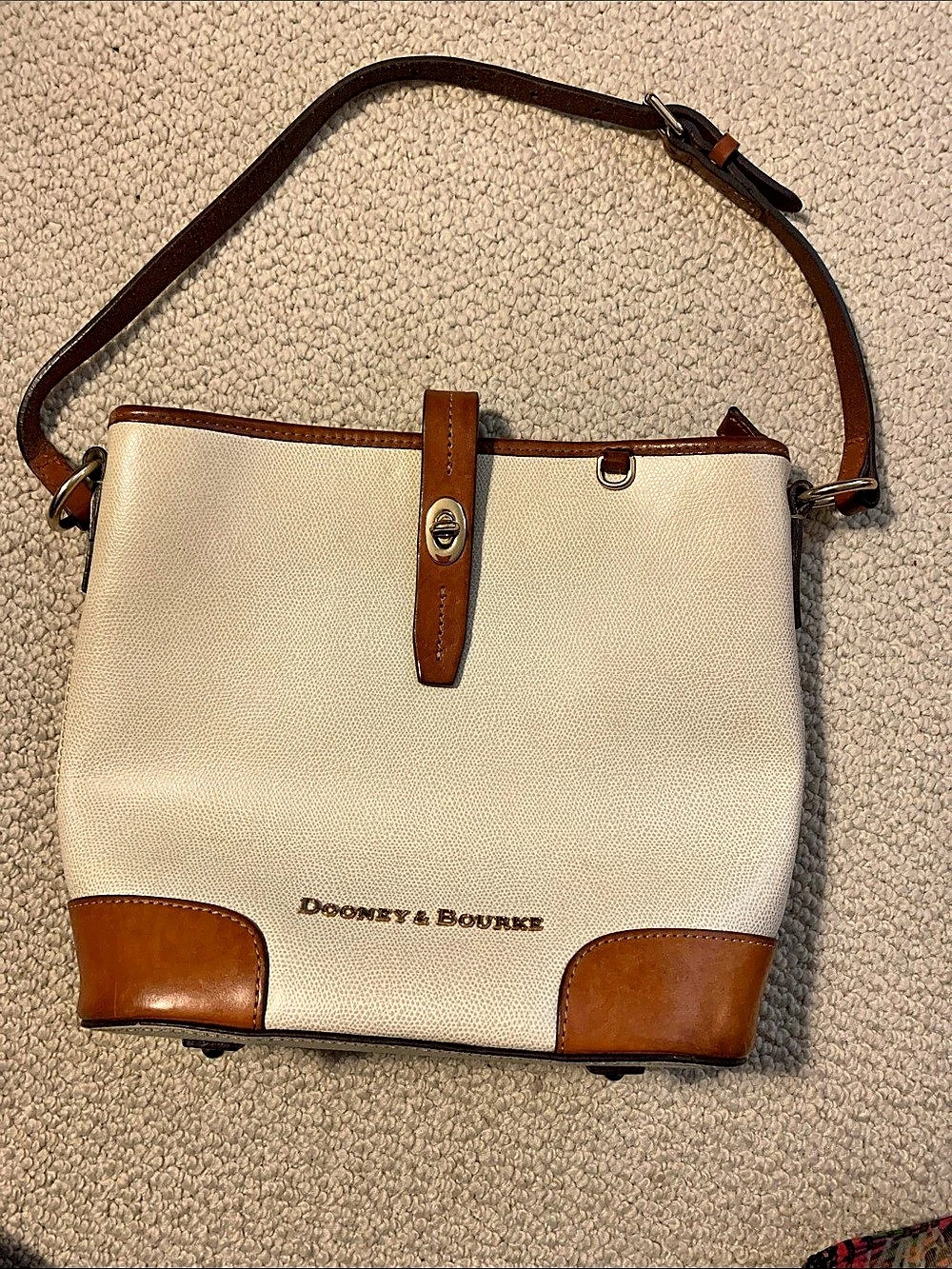 Dooney & Bourke Pebble Turnlock Sac 30 Beige & Brown Shoulder Bag
